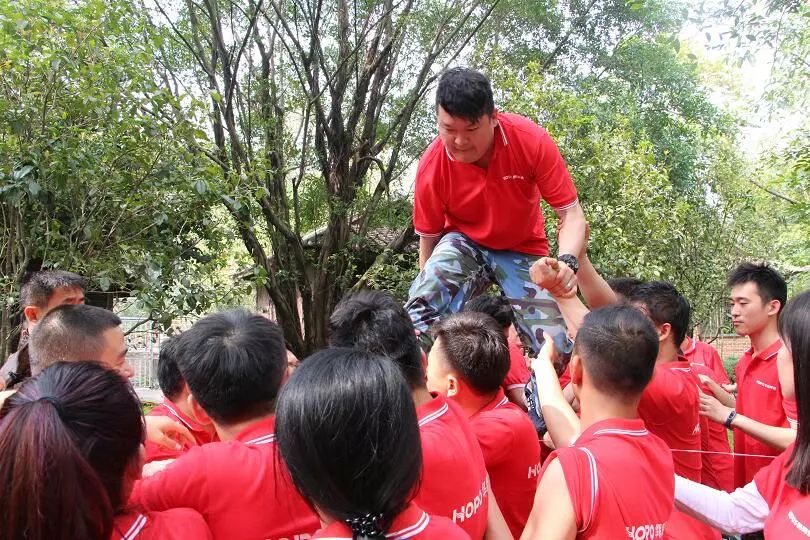 澳大利亚队在惨痛失利后遭遇洗礼，难掩沮丧